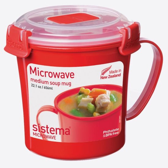 Tasse à soupe rouge Sistema pour micro-ondes avec couvercle et poignée. Remplie de soupe avec des morceaux de poulet et des légumes.