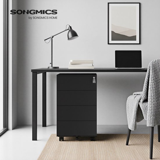 Zwarte metalen archiefkast met 4 laden onder een bureau, met een lamp en een stoel ernaast.