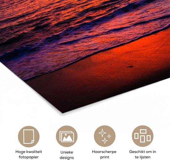 Le coucher de soleil colore le ciel rouge le long de la plage Poster 120x180 cm - Tirage photo sur Poster (décoration murale salon / chambre) / Poster Mers et lacs XXL / Groot format! / Mer et plage