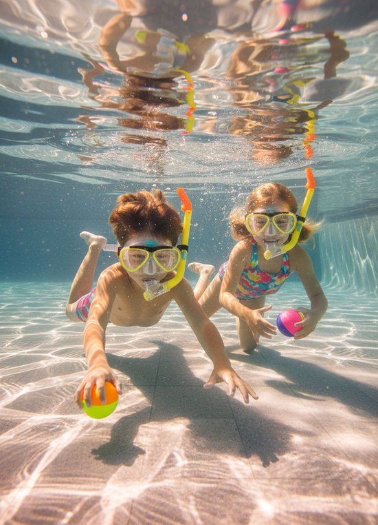 Twee kinderen met snorkel en duikbril zwemmen in het zwembad en houden gekleurde ballen vast.