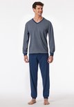 Man met pyjamaset: blauw V-hals shirt met patroon en effen blauwe pyjamabroek.