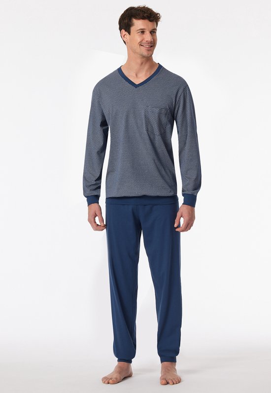 Man met pyjamaset: blauw V-hals shirt met patroon en effen blauwe pyjamabroek.