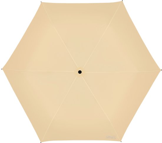 Bovenaanzicht van een opgevouwen beige paraplu met zes panelen en een zwarte knop in het midden.