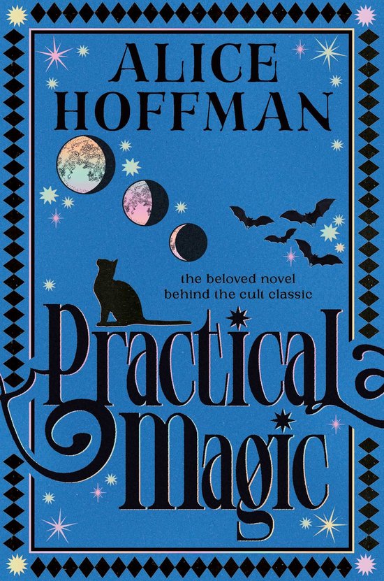 Boek kaft met blauwe achtergrond, een zwarte kat, vleermuizen, manen en sterren. Titel: "Practical Magic" door Alice Hoffman.