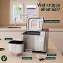 Broodbakmachine met bakpan, maatbeker en maatlepel.