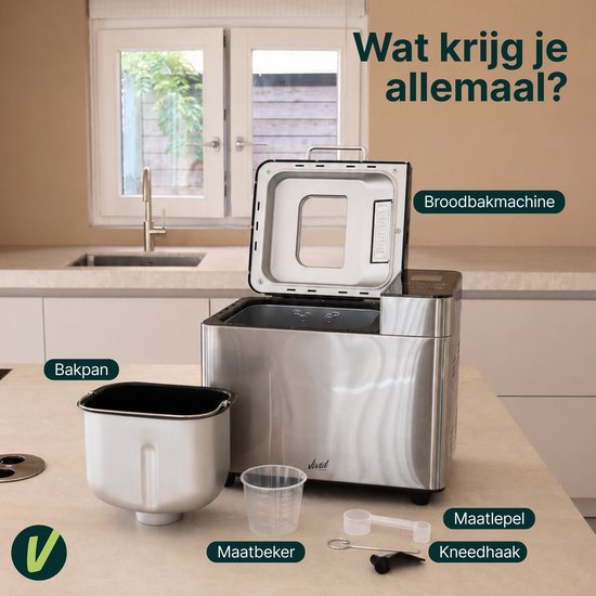 Broodbakmachine met bakpan, maatbeker en maatlepel.