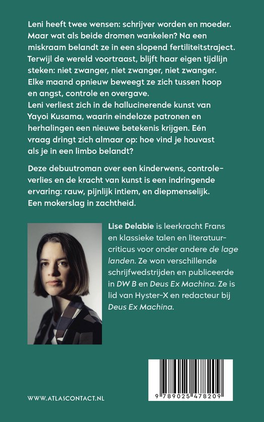 Boekcover met tekst. Een vrouw staat links, kijkt naar de camera, met donker haar en een donkere jurk. De tekst beschrijft een roman.