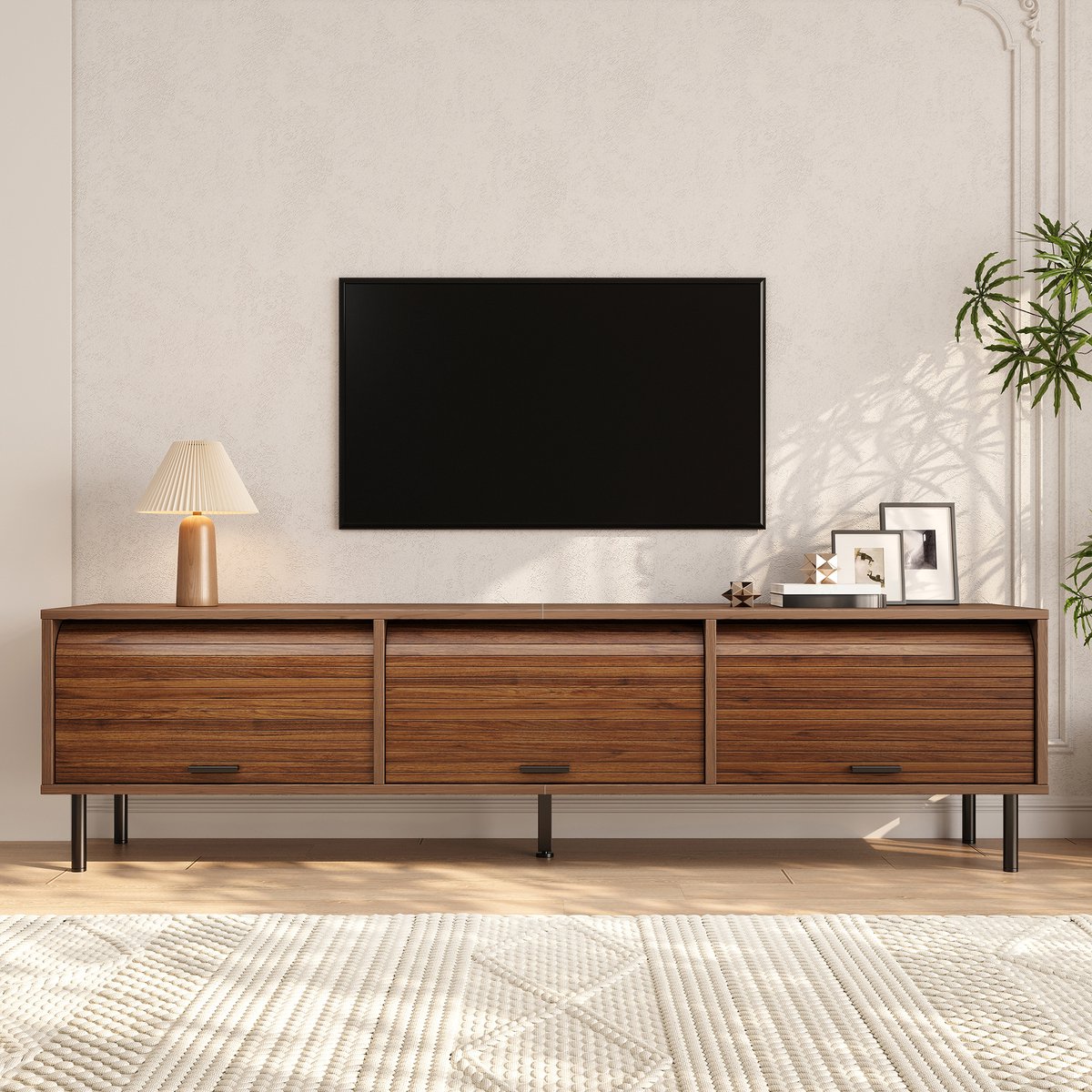 Pugsdrly TV-kast, TV-lowboard met 3 schuifdeuren, verticale reliëfpatroon, zwarte handgrepen, zwarte metalen poten, tv-bank voor de woonkamer