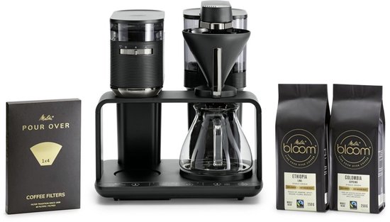 Zwarte Melitta Epos koffiemachine met twee zakken koffie en een doosje filters.