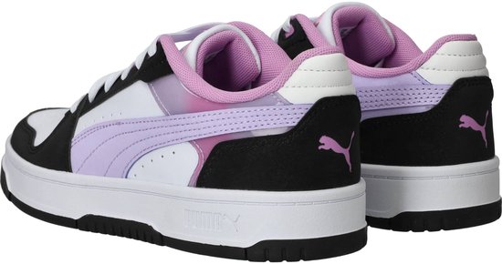 Meisjes Puma sneakers in zwart, wit en paars met roze accenten en Puma logo op de zijkant.