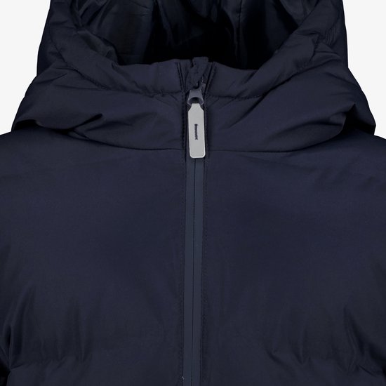 Sluiting van een donkerblauwe winterjas met capuchon en grijze ritslip