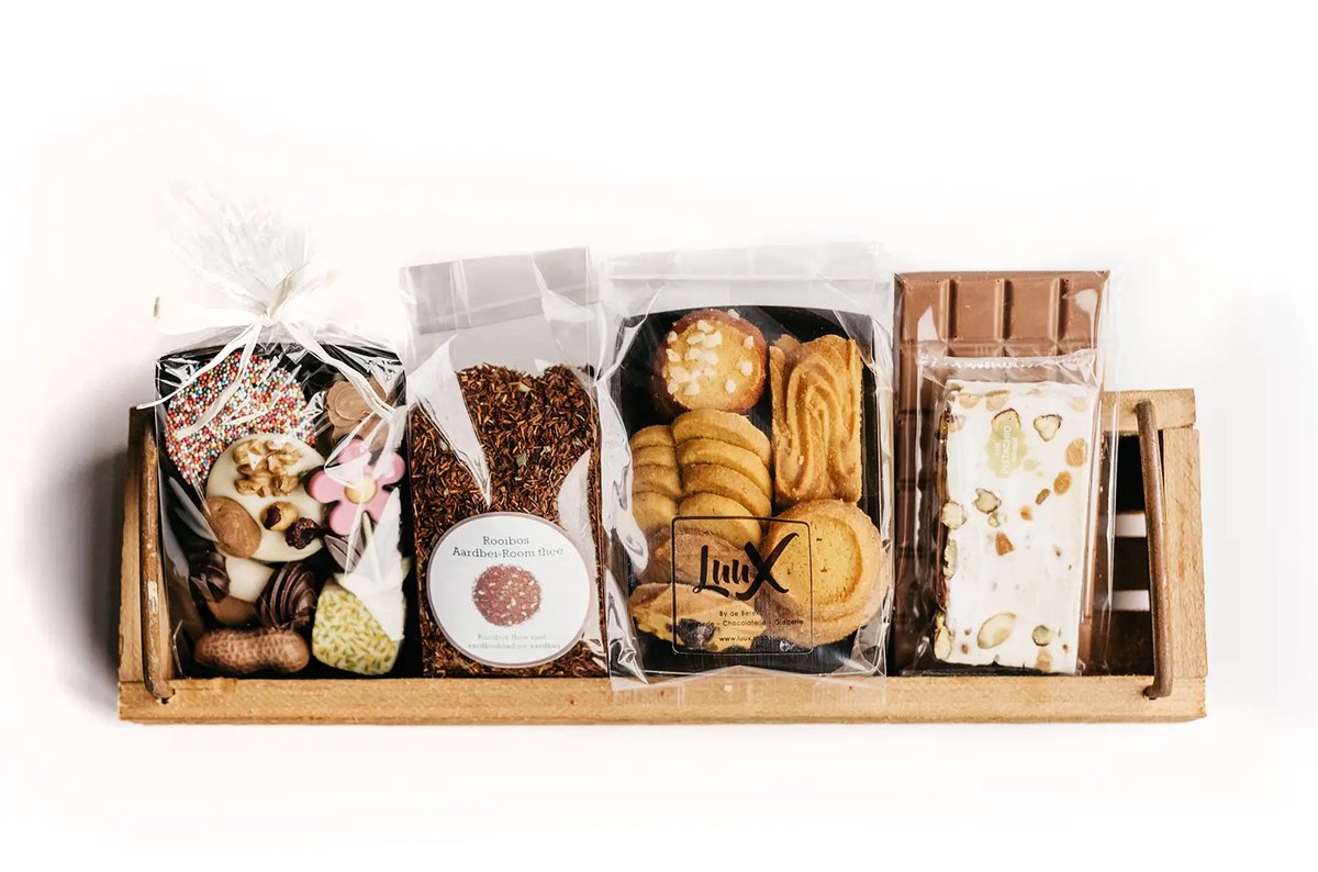 Chocolade en koekjes pakket op houten tray klein