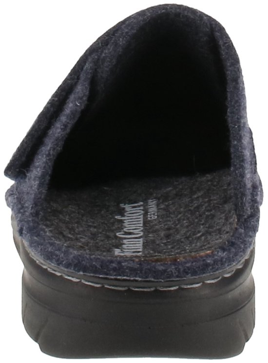 Achterkant van een donkerblauwe wollen pantoffel met zwarte zool en Finn Comfort logo.