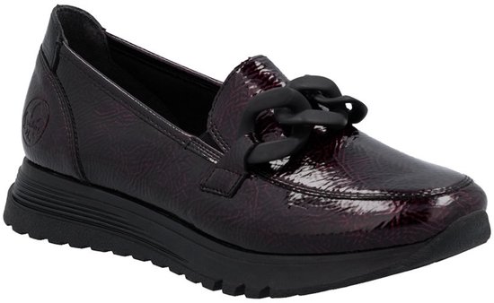 Bordeauxrode lakleren loafer met kettingdetail en profielzool.