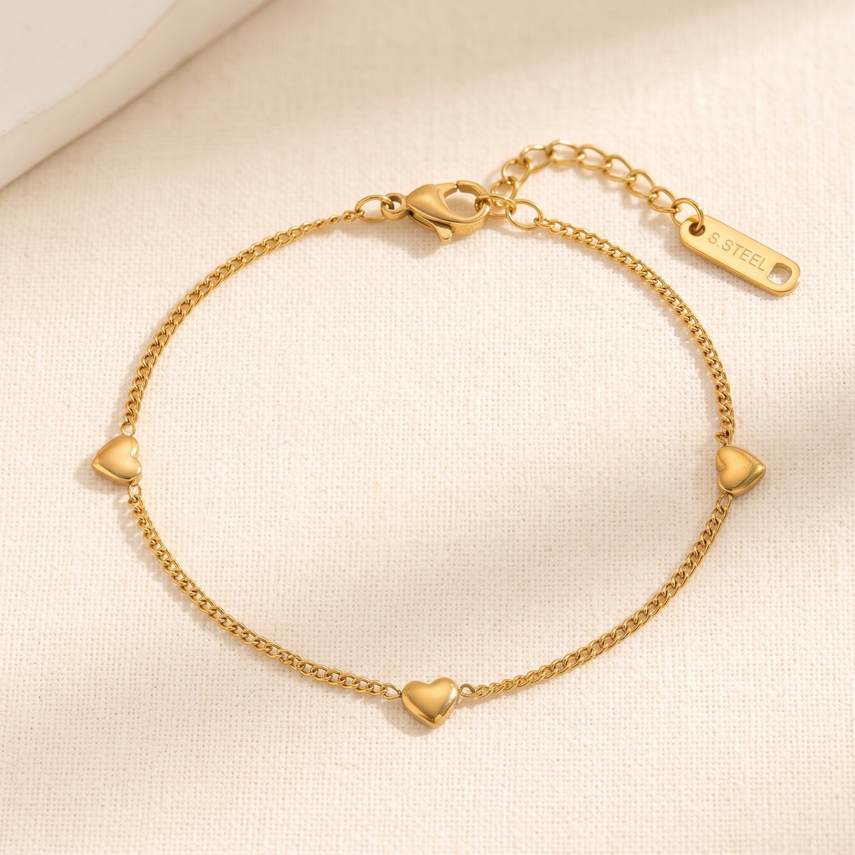 Lundholm Mia Armband Dames Goud kleurig - Premium Stainless Steel Jewellery - Hartjes Armband Dames Goud - My Mia Serie - Vrouwen Cadeautjes Cadeau voor Vrouw tip Afscheid Verjaardag Bedankt Cadeau - Scandinavisch Design