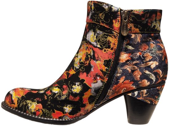 Zij-aanzicht van zwarte laars met bloemenprint, ritssluiting en decoratieve rand.