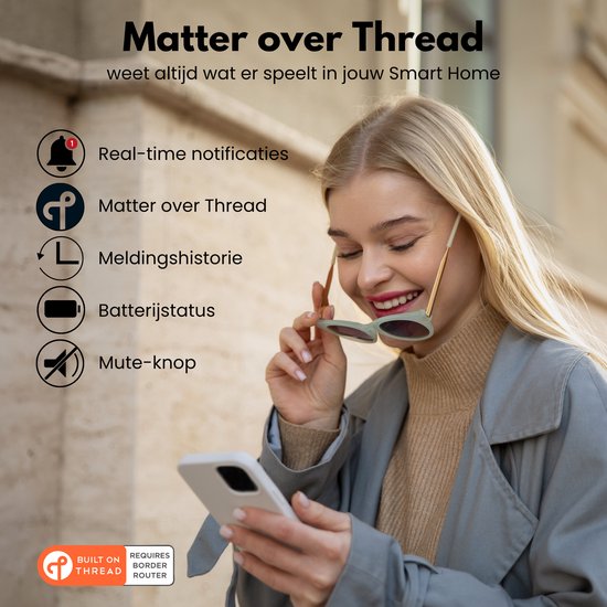 Vrouw met zonnebril in handen en smartphone. Tekst: 'Matter over Thread', notificaties, meldingshistorie.