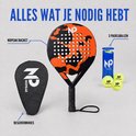 Oranje padelracket met zwart patroon, racket hoes en drie padel ballen.