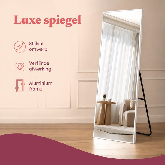 Een luxe spiegel met witte lijst en aluminium frame. Tekst: Luxe spiegel.
