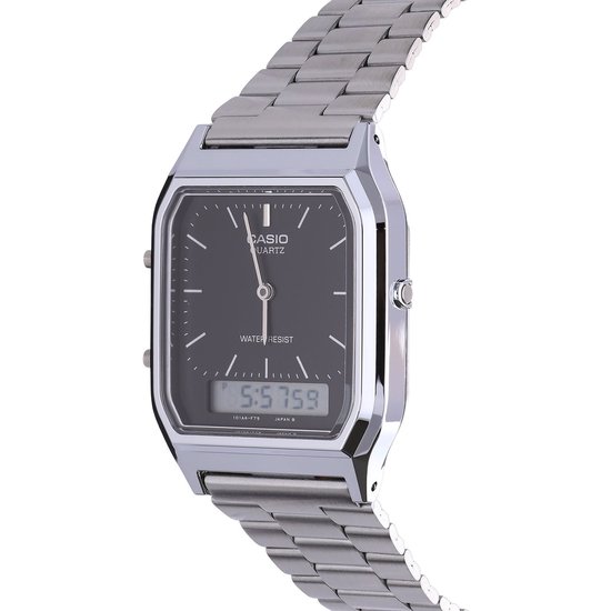 Zilverkleurig metalen horloge met zwart vierkant display. 'CASIO QUARTZ WATER RESIST' tekst. Digitale tijd 5:57'59.