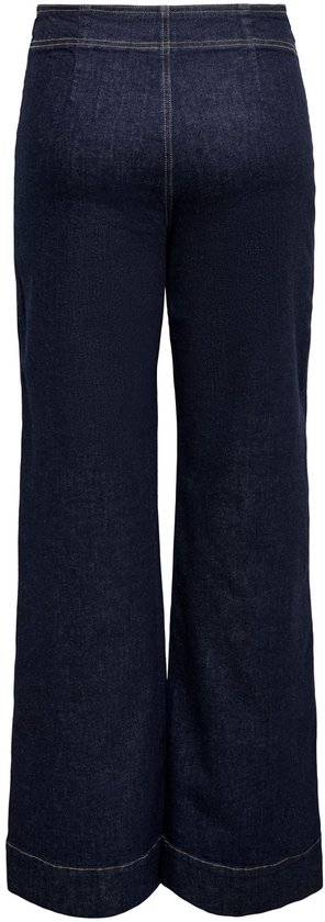 Achterkant van een donkerblauwe spijkerbroek met wijde pijpen.