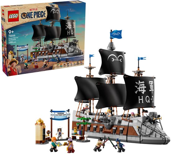 LEGO set van Garp's Marine Battleship met zwarte zeilen, bruine en grijze details, en mini-figuren. Met "MARINE VICTORY DAY" borden.