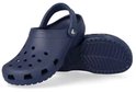 Sabot Crocs bleu marine avec trous de ventilation et semelle Croslite, sur fond blanc.