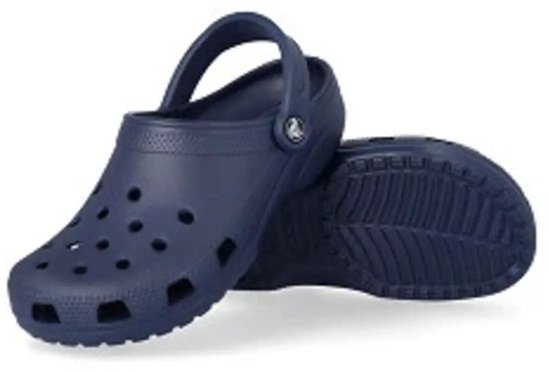 Sabot Crocs bleu marine avec trous de ventilation et semelle Croslite, sur fond blanc.
