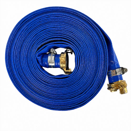 Blauwe, plat opgerolde waterslang met metalen koppelingen. De slang is 25 mm breed en 10 meter lang.