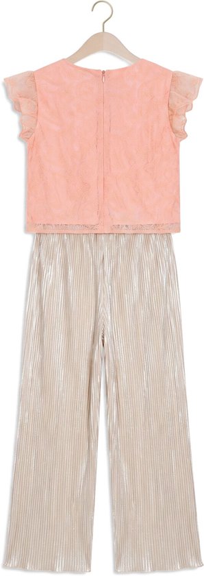 Roze kanten top met ruches en glanzende, plooirokbroek.