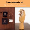 Luxe complete set. Koperen armbanden op een houten handmodel en om een pols gedragen. Inclusief fluwelen draagzak en sieradendoosje.