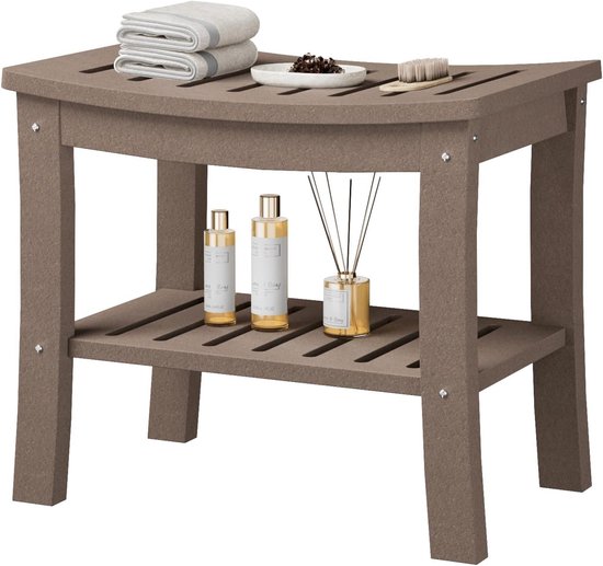 Bruin hoekdouchebankje met 2 opbergplanken, voorzien van handdoeken en toiletartikelen.