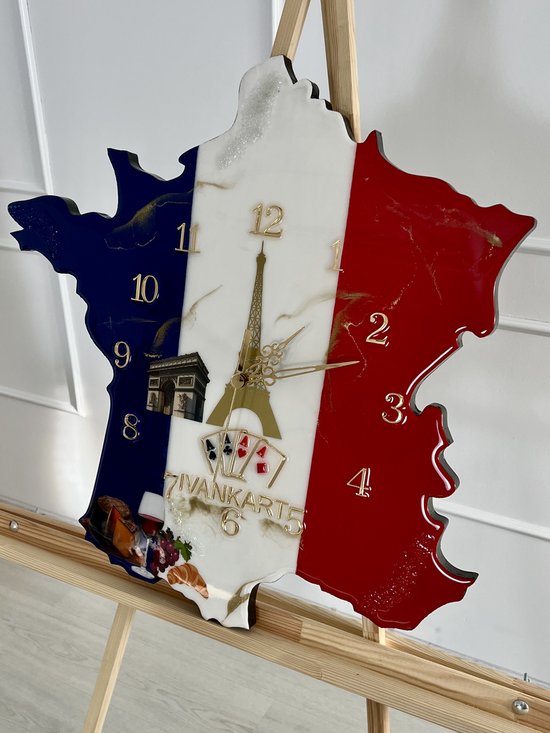 Wandklok in de vorm van Frankrijk, Franse vlagkleuren met Eiffeltoren, speelkaarten en glas rode wijn.