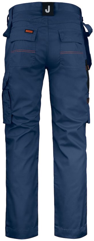Achterkant van een donkerblauwe werkbroek met zwarte accenten, oranje stiksels en twee achterzakken.