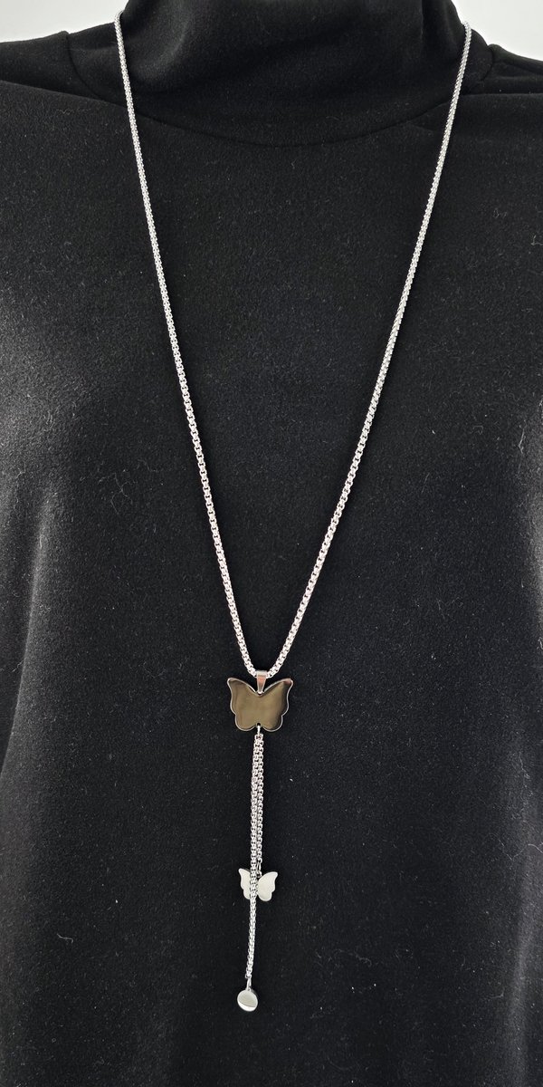 Halsketting - Lang - RVS - zilverkleurige Y-ketting met vlinders, Het ontwerp heeft een lang ketting L 75 cm met grotere vlinder hanger als centraal en een kleinere hangende vlinder aan het uiteinde van de ketting.
