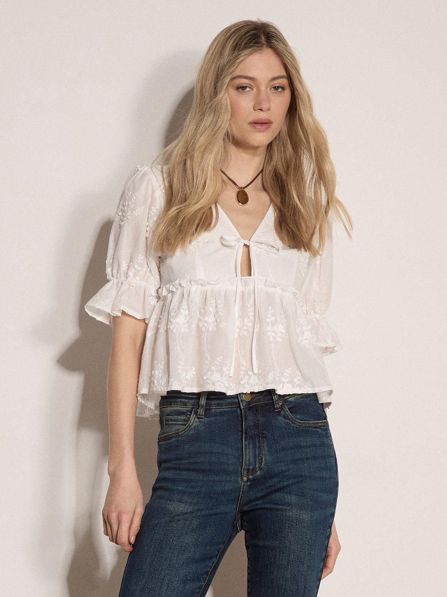 Korte katoenen blouse met bloemenborduursel