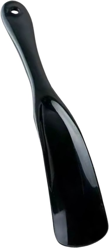 Een zwarte, plastic schoenlepel met een handvat en een ophangoog.