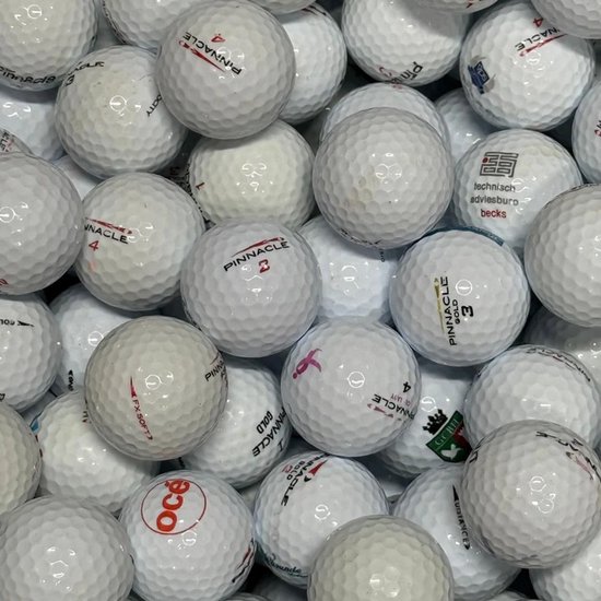 Een grote groep witte golfballen met verschillende logo's, waaronder Pinnacle, Ace en een roze lint.