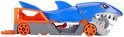 Blauwe Hot Wheels haaientransportwagen met oranje en grijze details en grote tanden.