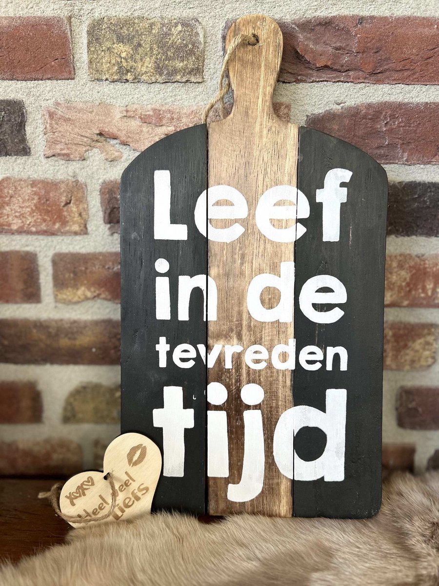 Creaties van hier – plank met touw - 40x20cm - leef in de tevreden tijd - natural / black - met houten hartje