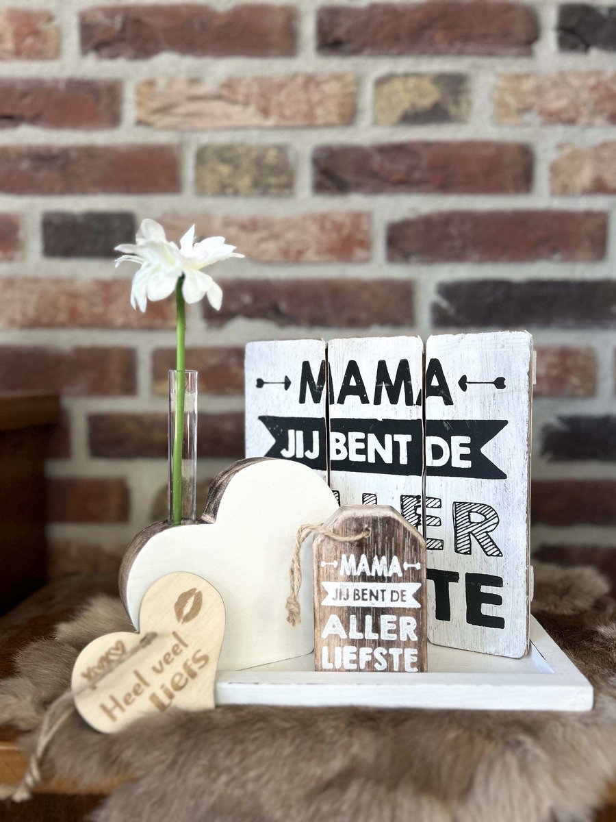 Creaties van hier – dienblaadje wit - bloem – Hart met buisje – teksthanger - tekstbordje Mama wit - met houten hartje