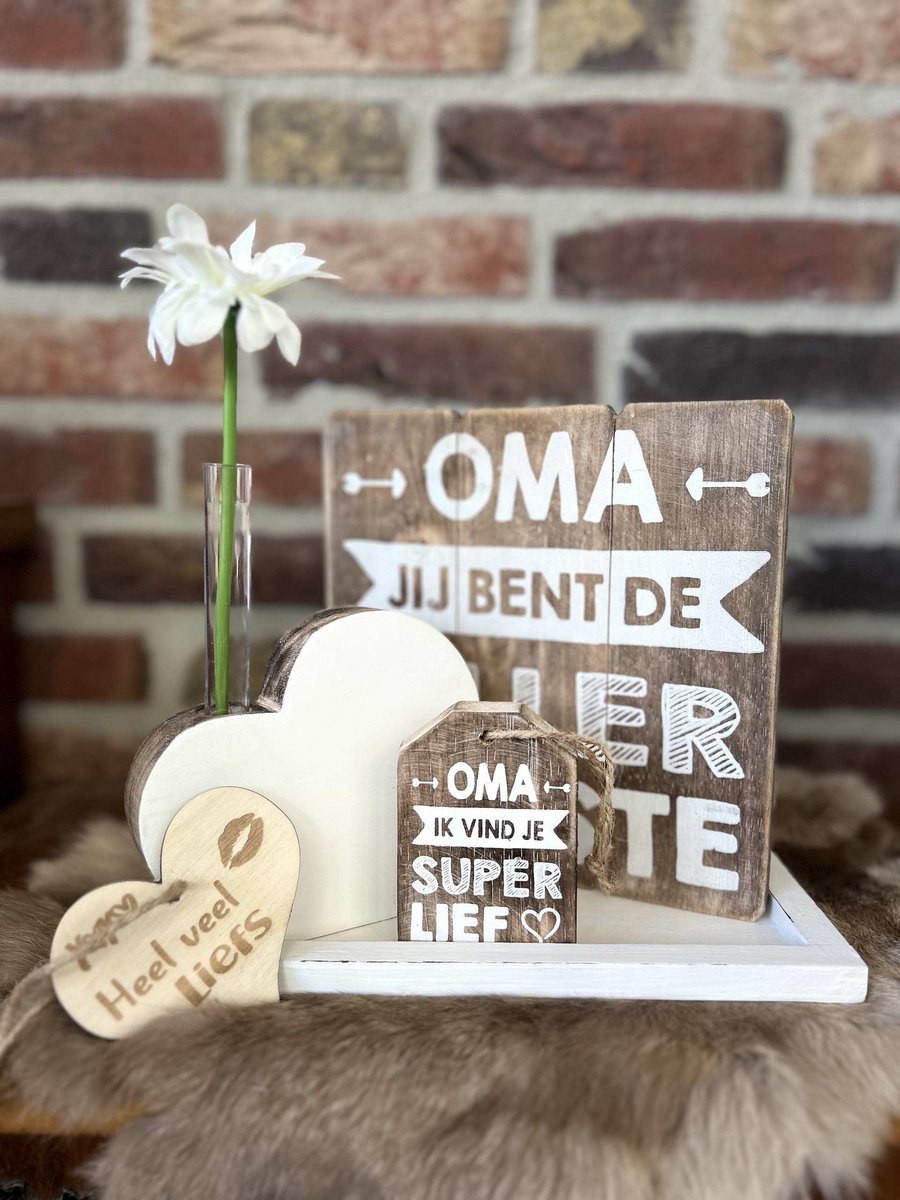 Creaties van hier – dienblaadje wit - bloem – Hart met buisje – teksthanger - tekstbordje oma naturel - met houten hartje