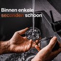 Handen spoelen de Skull Master scheerkop af onder stromend water. Tekst "Binnen enkele seconden schoon".
