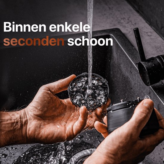 Handen spoelen de Skull Master scheerkop af onder stromend water. Tekst "Binnen enkele seconden schoon".