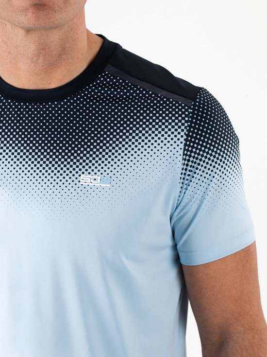 Close-up van een lichtblauw tennisshirt met donkerblauw stippenpatroon en een logo op de borst.