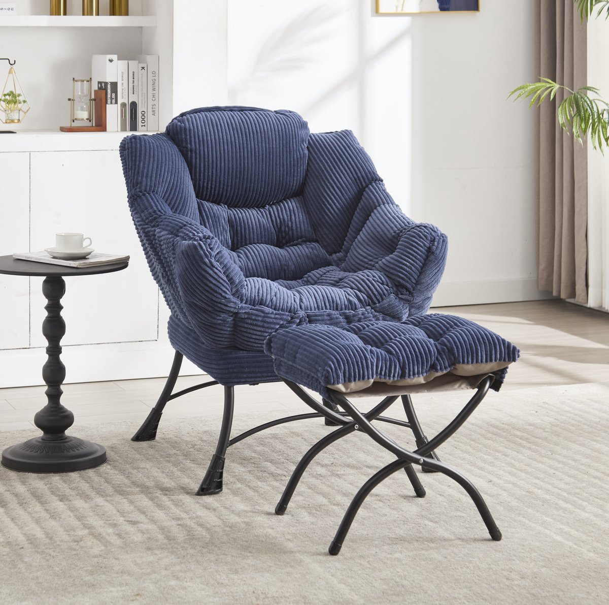 Wishdor Fauteuil met hocker - Zachte flanellen bekleding - Stalen frame en zijvak - Lounge stijl - Woonkamer slaapkamer leeshoek - Marineblauw - 80 x 63,5 x 95 cm