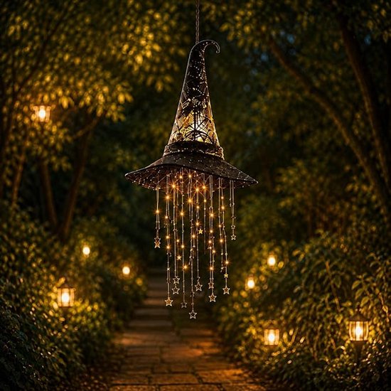 Hangende tovenaarshoed met fonkelende lichtjes en sterrenkwastjes, in een sprookjesachtige tuin.