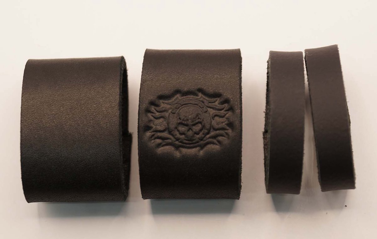 4 Lederen riem lusjes voor broekriem van 4 cm breed, 1x zwart met lus breedte 3 cm en 2x zwart met lus breedte 1 cm en 1x doodskop vlammen met lus breedte 3 cm - zwarte leren lusje vervangen voor lederen broekriem - riem repareren nieuw lusje