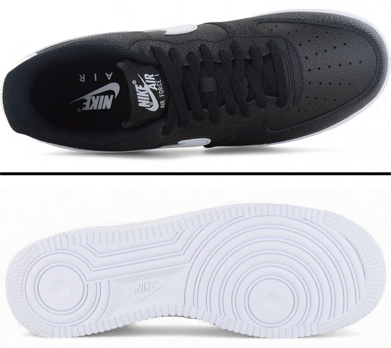 Bovenkant en onderkant van een zwarte leren Nike Air Force 1 sneaker met witte zool.

