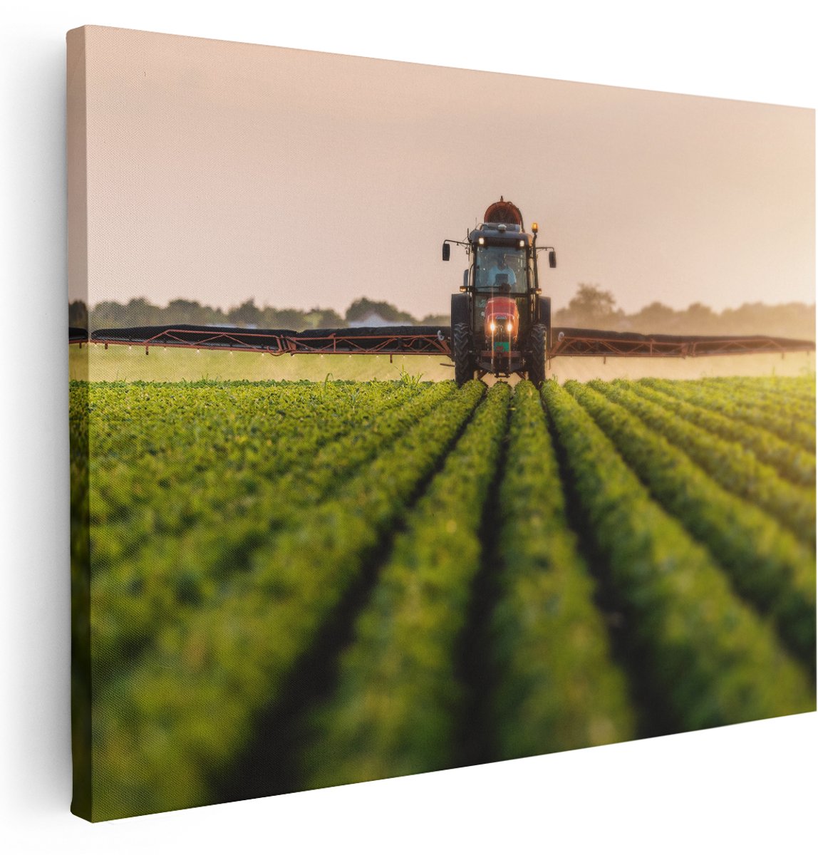 Artaza Canvas Schilderij Rode Tractor op het Veld aan het Sproeien - 160x120 cm - Groot - Wanddecoratie Woonkamer - Schilderijen - Muurdecoratie
